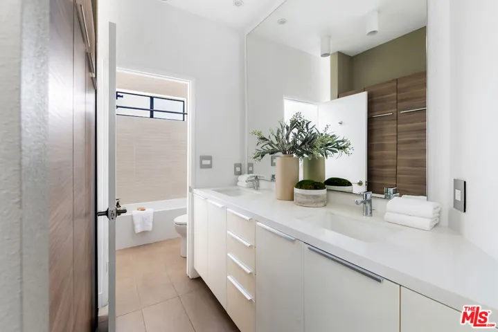 832 Palm Avenue 306, West Hollywood, California 90069