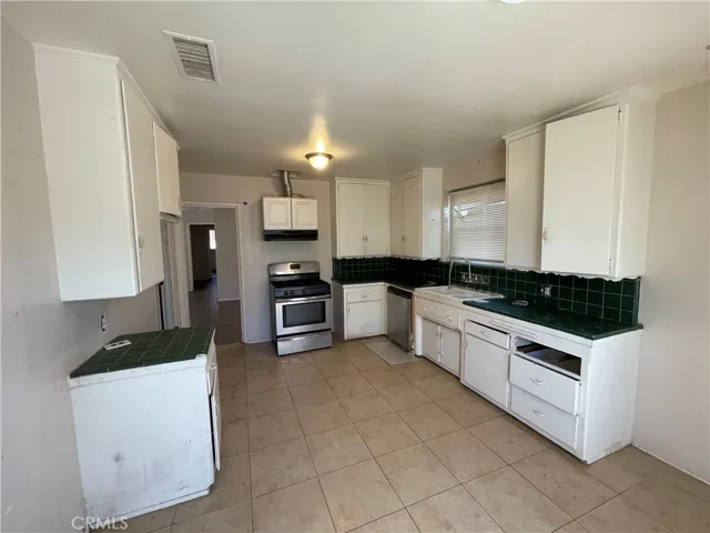 7428 Vanalden Avenue, Reseda, California 91335