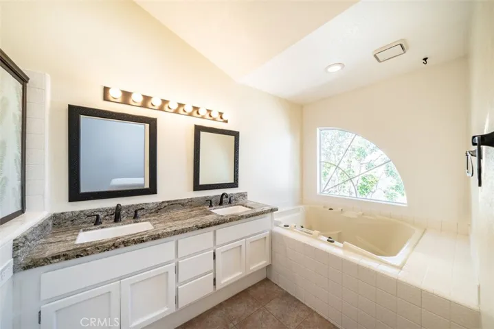 19125 Beachcrest Ln B, Huntington Beach, California 92646