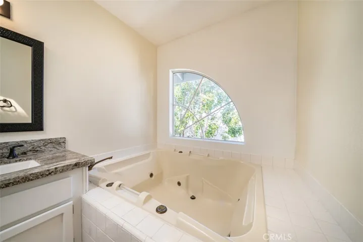 19125 Beachcrest Ln B, Huntington Beach, California 92646