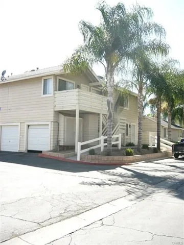 Single level unit over all of the garages.