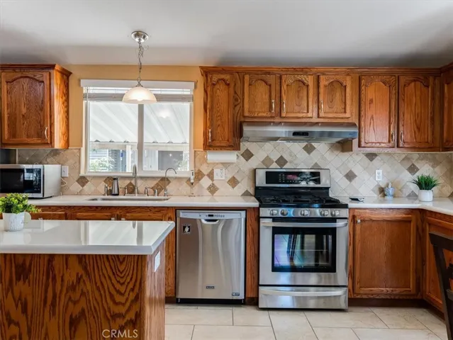 This kitchen is an entertainer's delight!