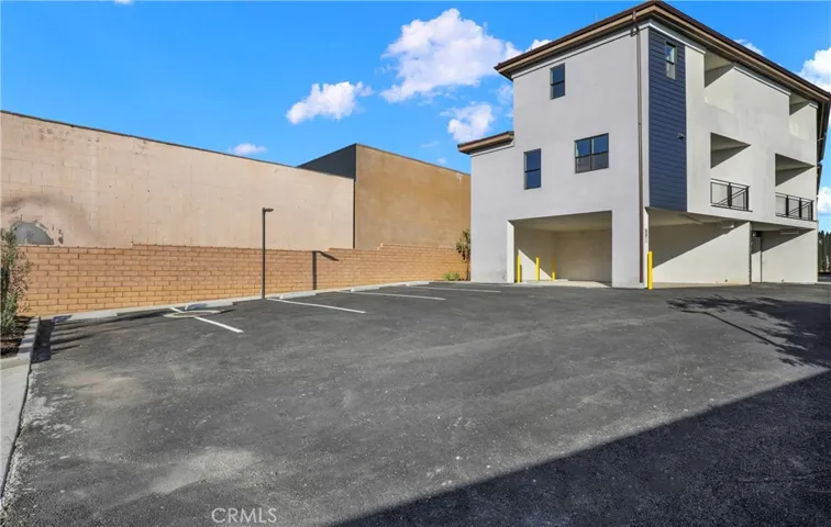 End Unit, Guest Parking