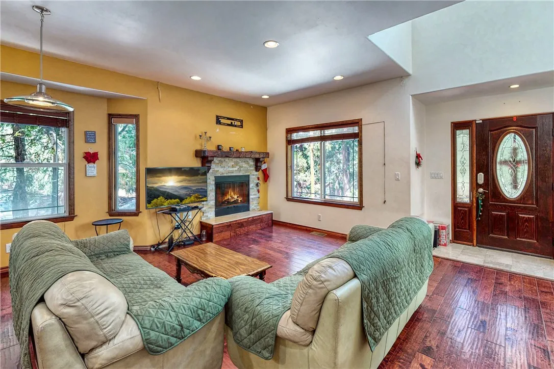 319 Triangle Nook Road, Cedarpines Park, California 92322 home-pic-2