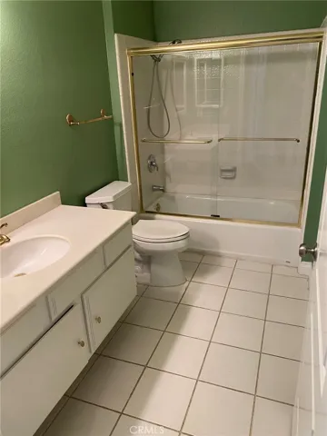 Hallway bath for secondary bedrooms.