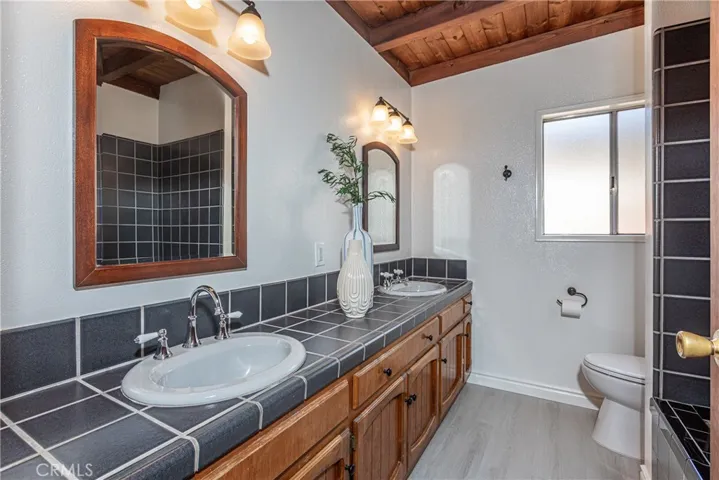 Double sinks in Primary Bathroom!