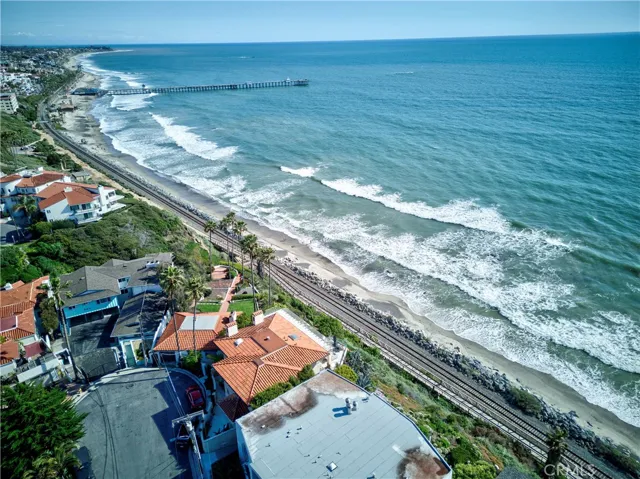 4 blocks to the SC Pier on the Beach Trail!