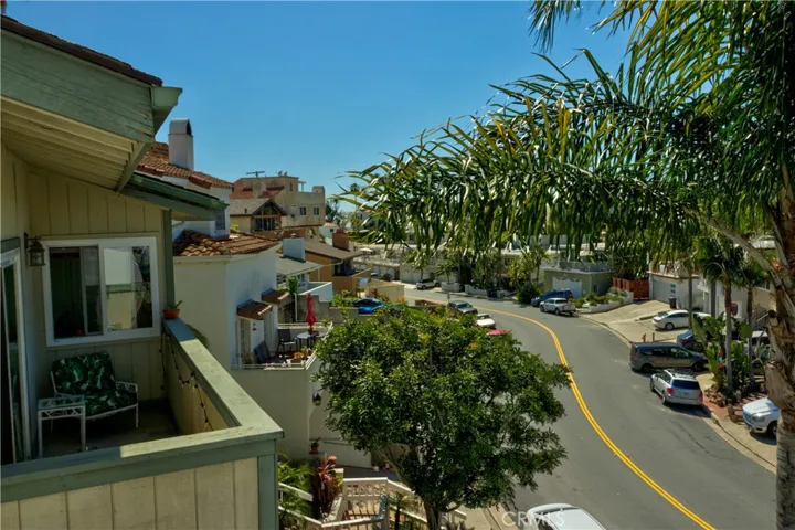 3 minute stroll to Beach Trail, World Class Pro Surf spots.