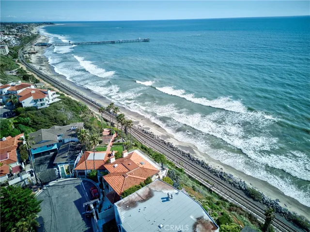 4 blocks to the SC Pier on the Beach Trail!