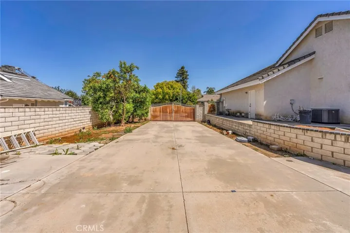 Private Gated Access & long driveway for additional Parking