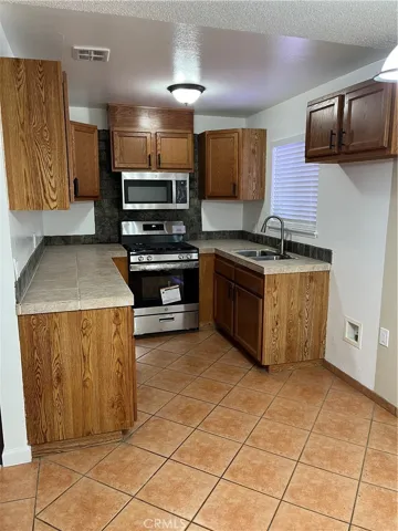 10262 Arroyo Avenue, Hesperia, California 92345