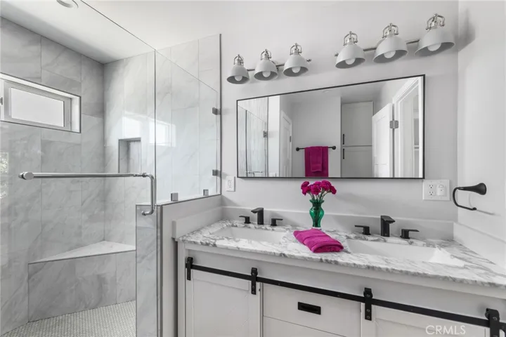 i LOVE THIS MASTER BATHROOM!