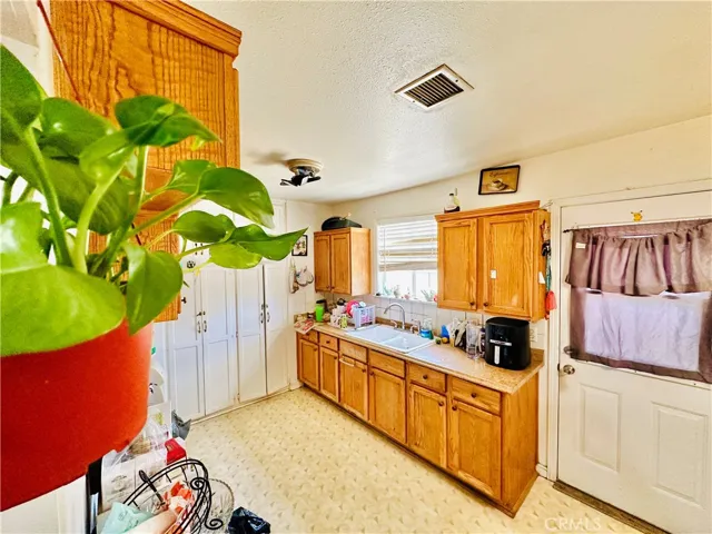1522 E Avenue R, Palmdale, California 93550