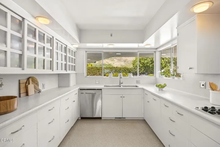 23-web-or-mls-Upmarketmedia_185Via-119