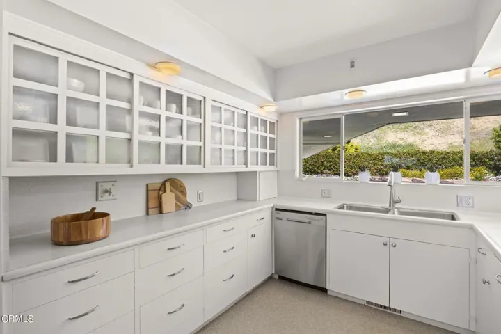 25-web-or-mls-Upmarketmedia_185Via-132