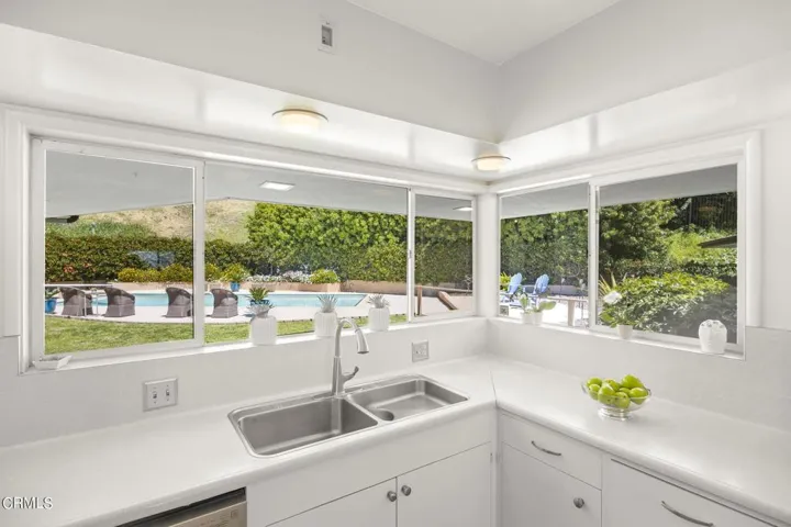 24-web-or-mls-Upmarketmedia_185Via-126