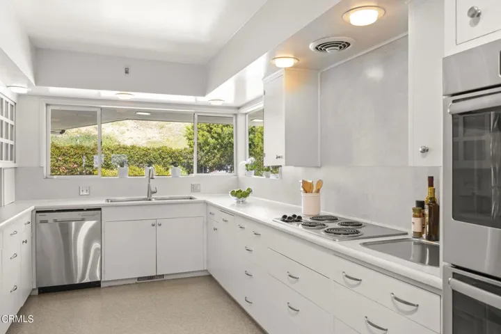 22-web-or-mls-Upmarketmedia_185Via-114