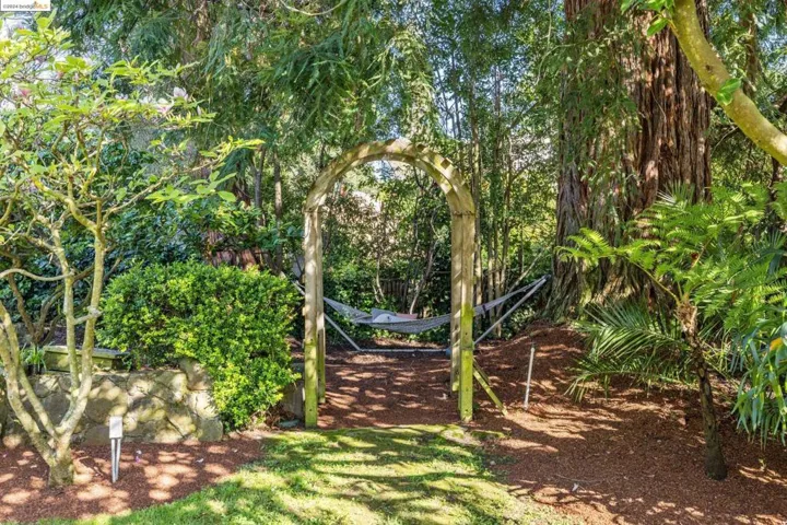 1025 Mariposa Ave, Berkeley, California 94707-2409