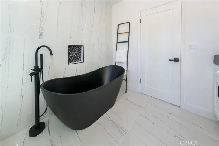 primary bath tub