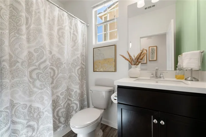 Main floor full bathroom