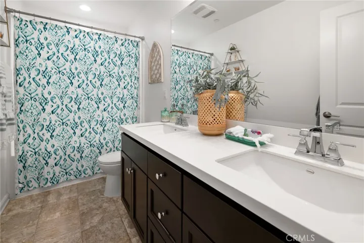 Upstairs secondary bathroom