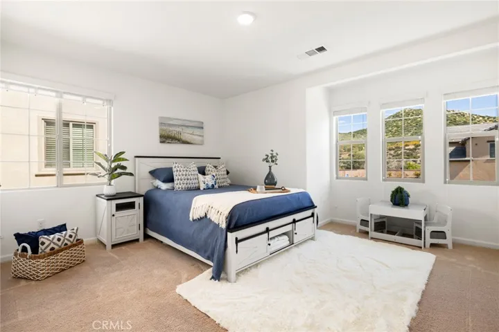 Large 1st upstairs secondary bedroom