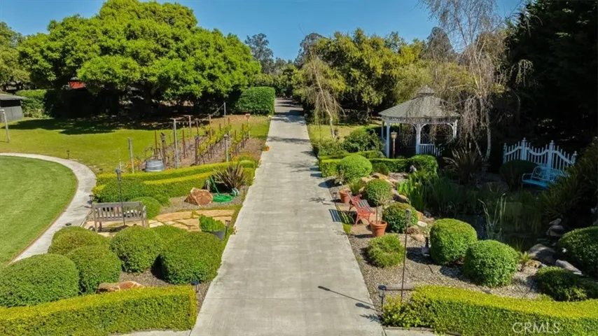 Private driveway access to both Guest Homes (from the Main Home)