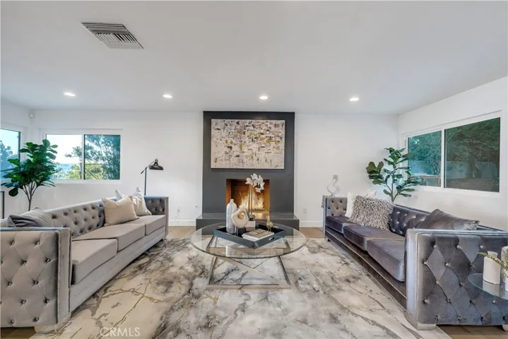 6019 Maury Avenue, Woodland Hills, California 91367