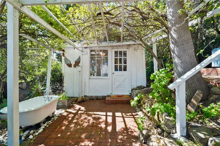 Seperate laundry room and outdoor tub
