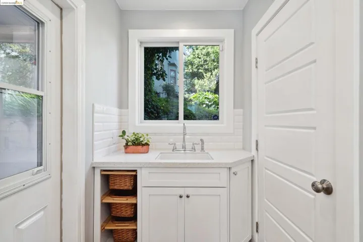 1510 Holman Rd, Oakland, California 94610