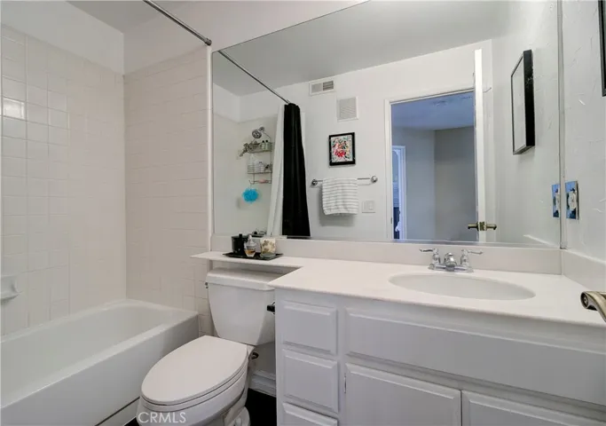 Nice sized secondary full bath. Clean & bright