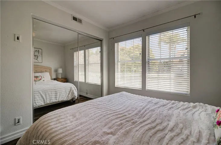Secondary bedroom with mirrored wardrobe doors
