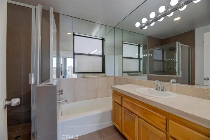 Bathroom en suite has a separate tub and shower.