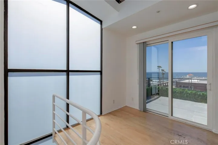 That balcony does look inviting!