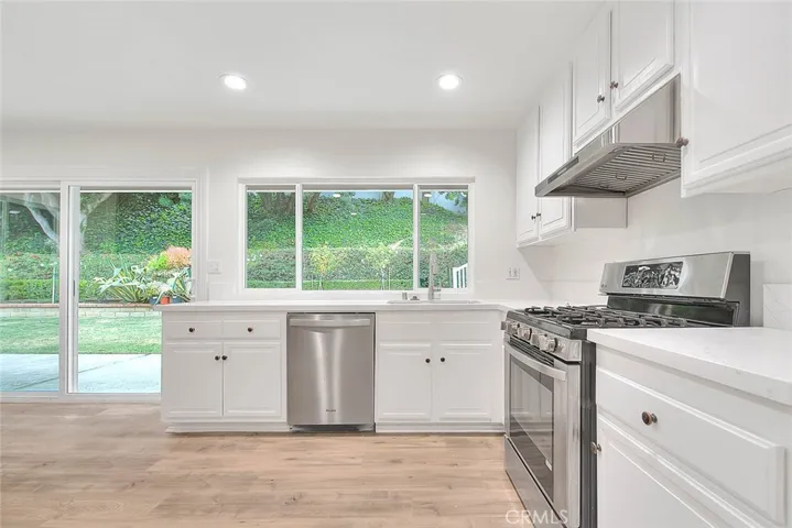 Quartz counter tops, gas range