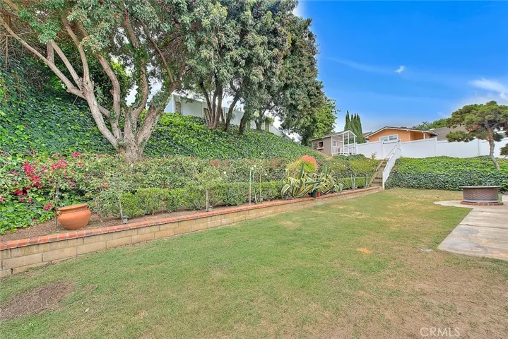Spacious yard!