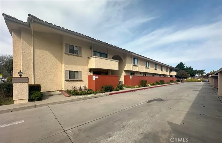 1001 E Cypress Ave - Patios