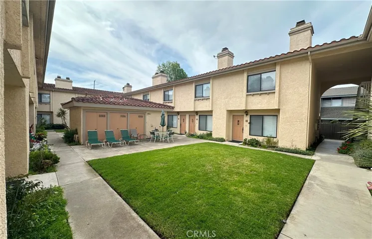 1001 E Cypress Ave - Courtyard