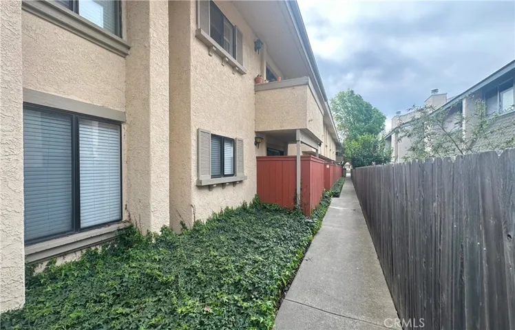 1001 E Cypress Ave - Walkway