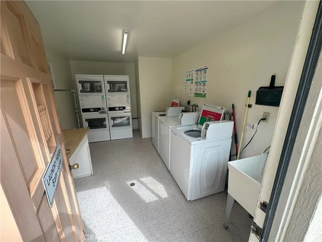 1001 E Cypress Ave - Laundry Room