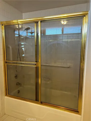 Guest Shower/Tub combo