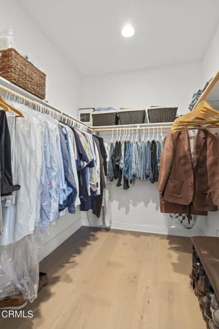 Walk-in Closet 2