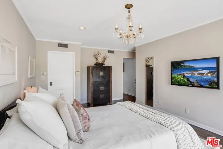 235 Bronwood Avenue, Los Angeles, California 90049