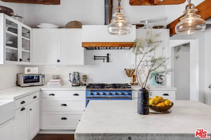 235 Bronwood Avenue, Los Angeles, California 90049