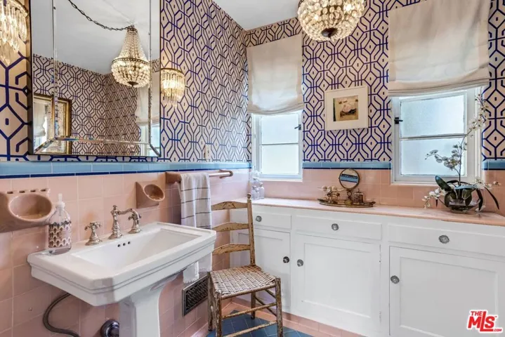 235 Bronwood Avenue, Los Angeles, California 90049