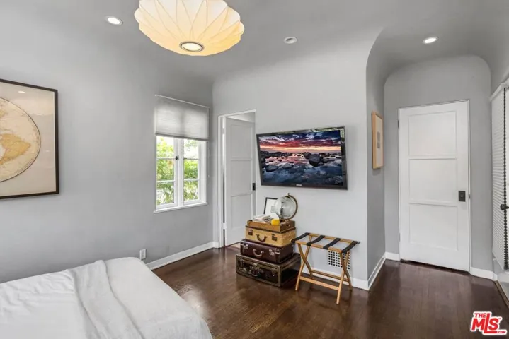 235 Bronwood Avenue, Los Angeles, California 90049
