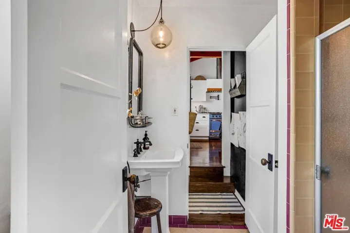 235 Bronwood Avenue, Los Angeles, California 90049