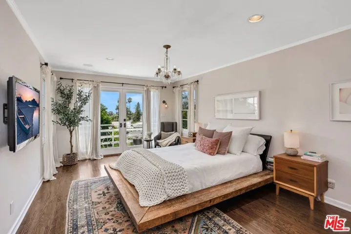 235 Bronwood Avenue, Los Angeles, California 90049