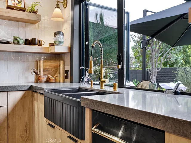 It features a pass through kitchen window, can serve right out to the outdoor counter!