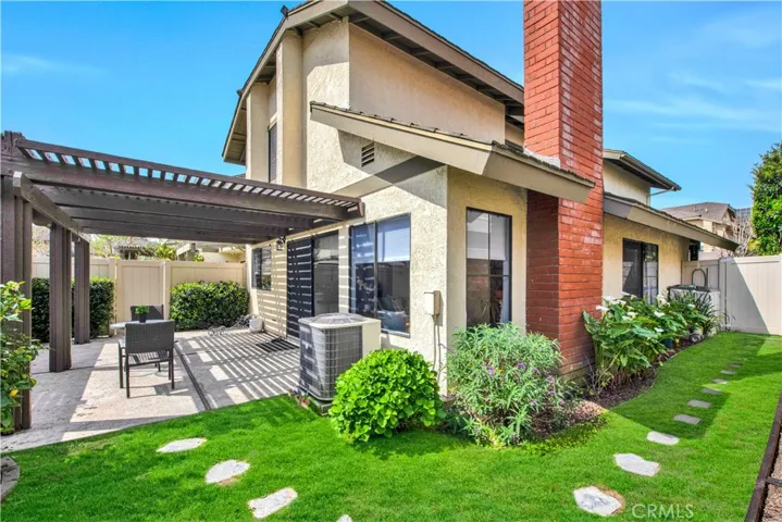 Great size Backyard with Cover patio Decking!